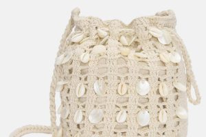 Crochet bucket bag with seashells
